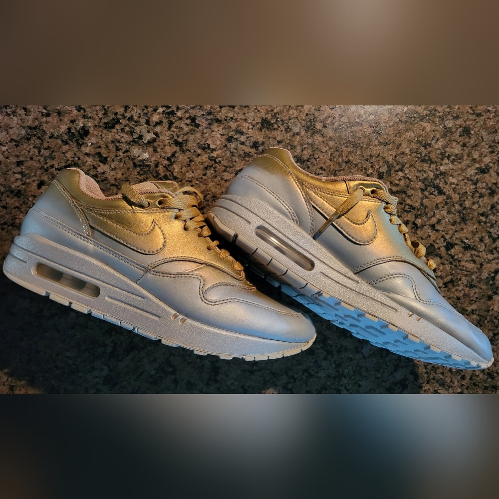 Nike Air Max 1 LX Lux Liquid Metallic Gold Platinum Silver Womens Size 7 Shoes